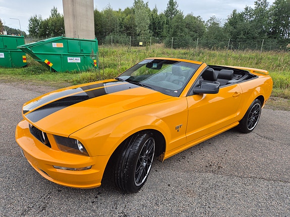 Ford Mustang 4 of 6