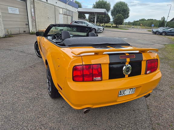 Ford Mustang 2 of 6