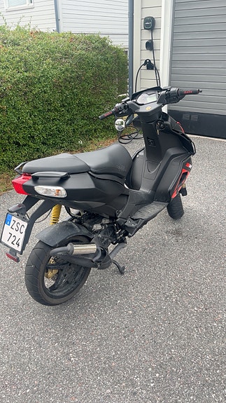 Aprilia Sr50 carb R 2 of 7
