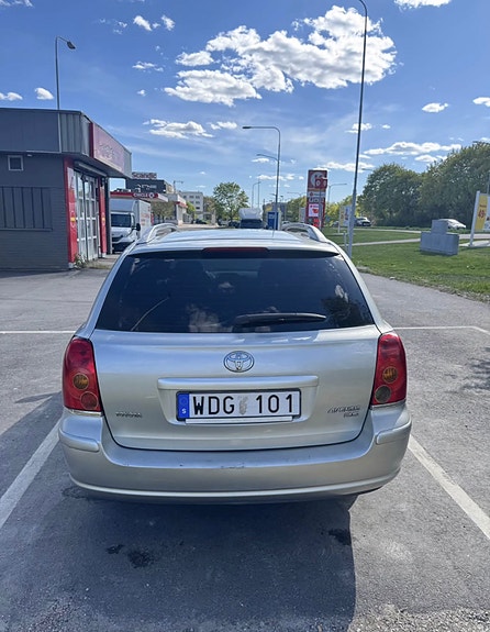 Toyota Avensis 4 of 8