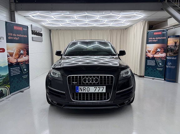 Audi Q7 2 of 30