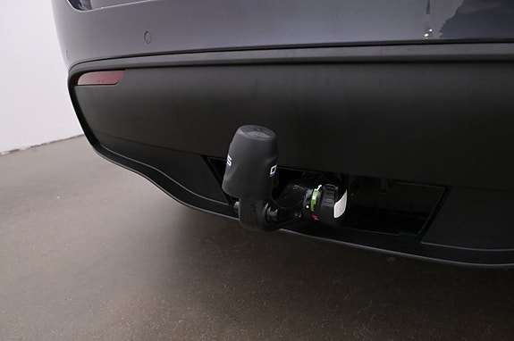 Tesla Model Y 25 of 27