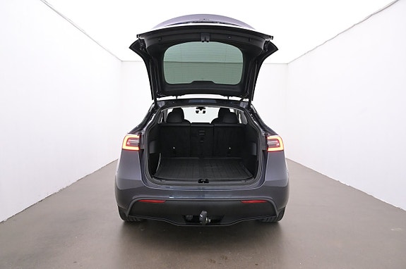 Tesla Model Y 22 of 27