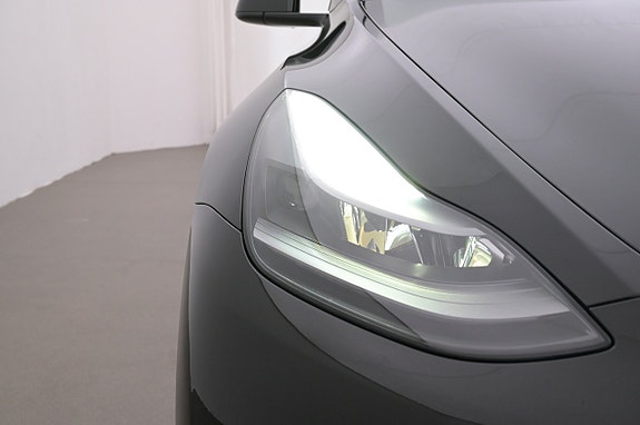 Tesla Model Y 26 of 27