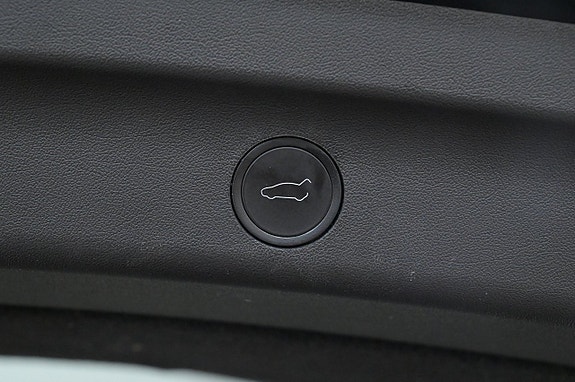 Tesla Model Y 23 of 27