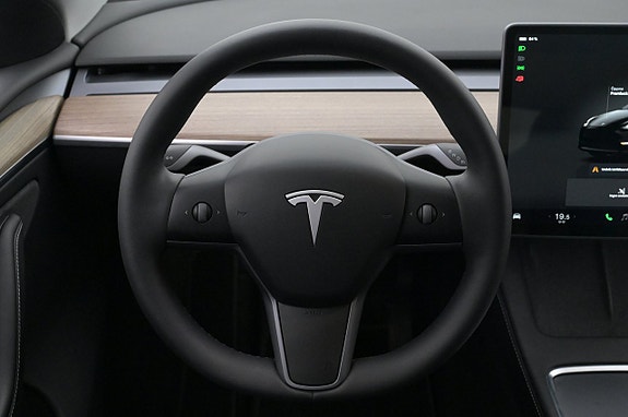 Tesla Model Y 7 of 27