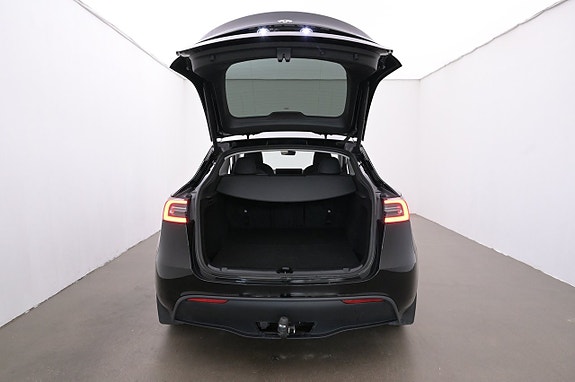 Tesla Model Y 22 of 27