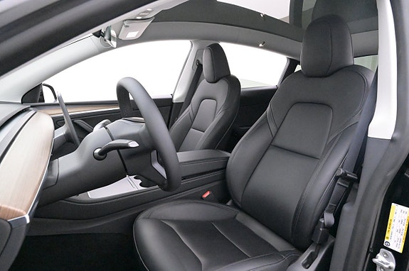 Tesla Model Y 9 of 27