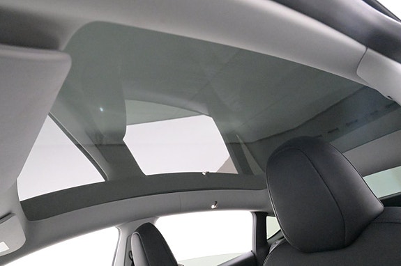 Tesla Model Y 20 of 27