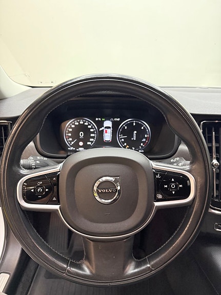 Volvo V90 Cross Country 7 of 12