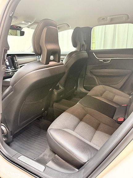 Volvo V90 Cross Country 6 of 12