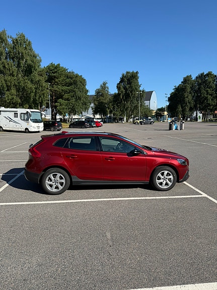 Volvo V40 Cross Country 2 of 10