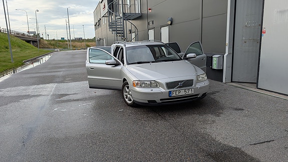 Volvo V70 2 of 8
