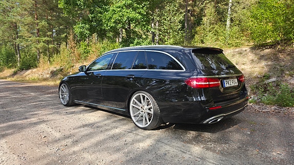Mercedes-Benz E220 2 of 5