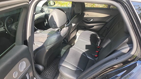 Mercedes-Benz E220 5 of 5