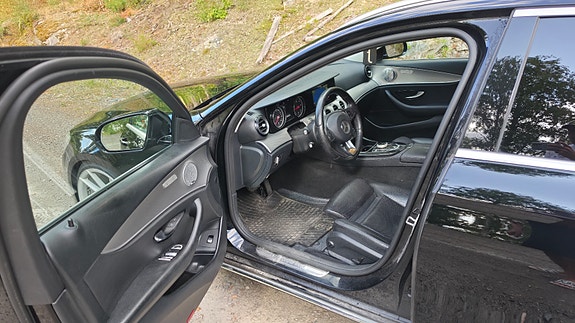 Mercedes-Benz E220 3 of 5