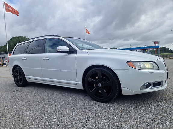 Volvo V70 2 of 17