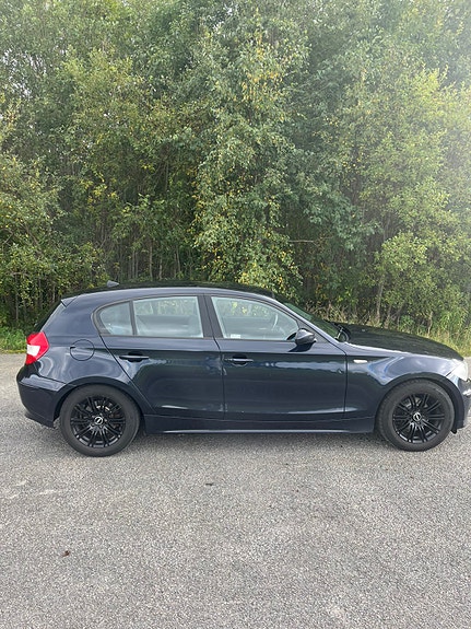 BMW 120i 3 of 11