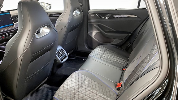 Volkswagen Passat 14 of 16