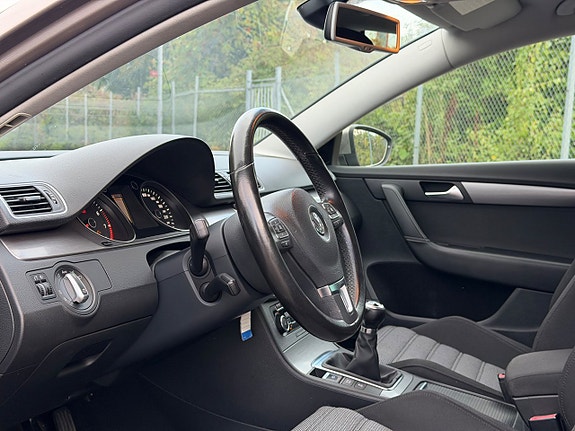 Volkswagen Passat 13 of 15