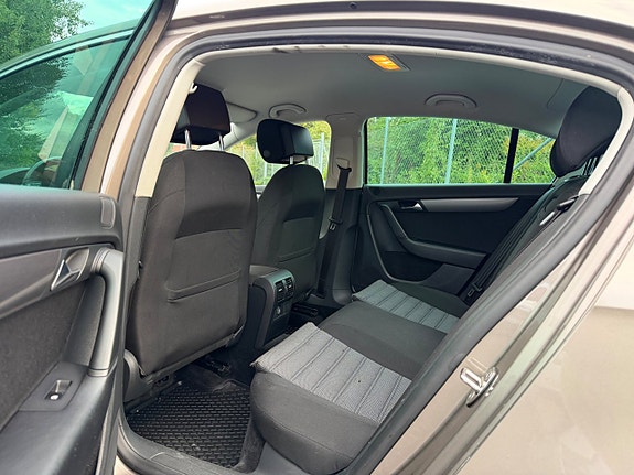 Volkswagen Passat 12 of 15