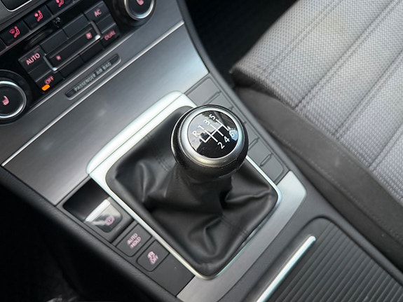 Volkswagen Passat 9 of 15