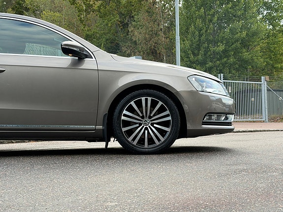 Volkswagen Passat 4 of 15