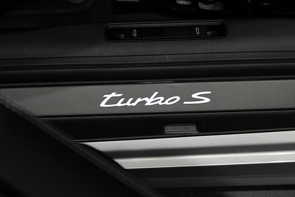 Porsche 911 Turbo S 12 of 18