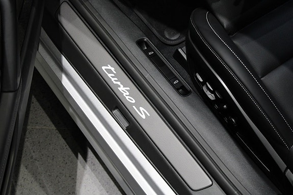 Porsche 911 Turbo S 13 of 18