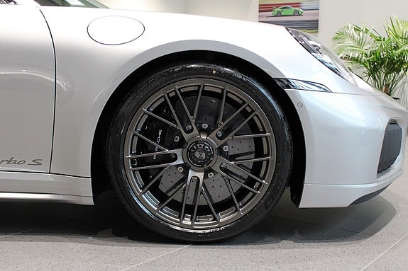 Porsche 911 Turbo S 9 of 18