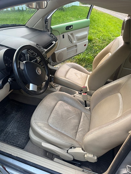 Volkswagen New Beetle 17 of 20