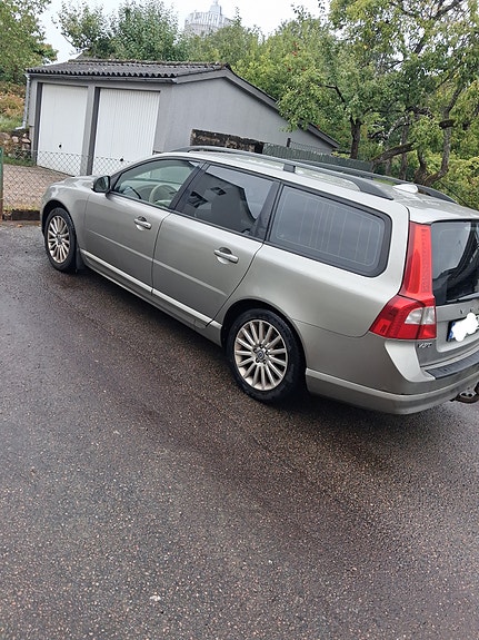 Volvo V70 3 of 4