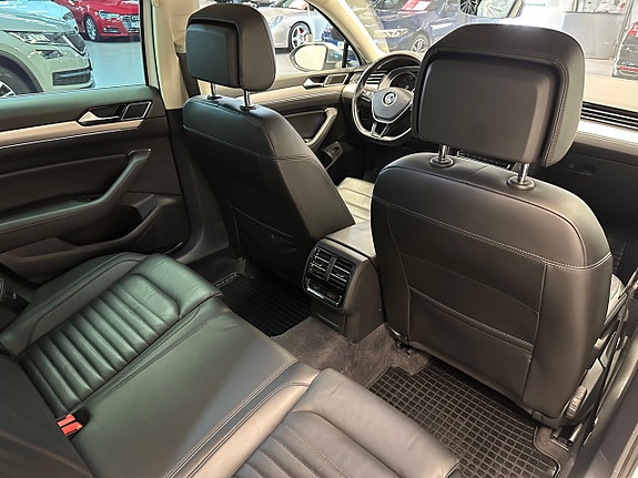 Volkswagen Passat Alltrack 17 of 28