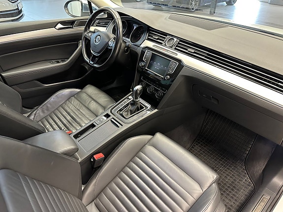 Volkswagen Passat Alltrack 13 of 28