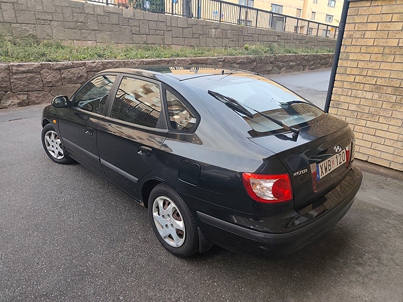 Hyundai Elantra 6 of 12