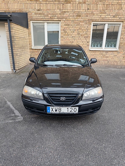Hyundai Elantra 2 of 12