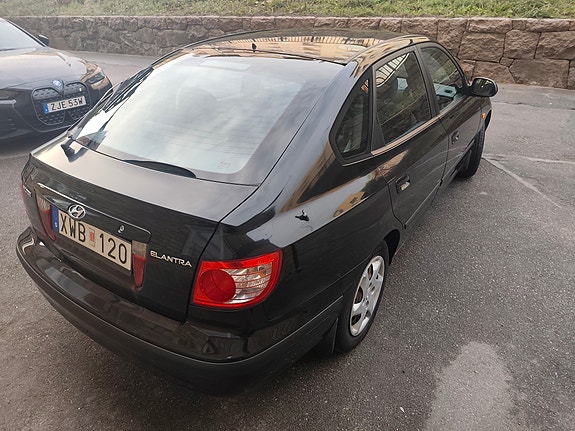 Hyundai Elantra 8 of 12