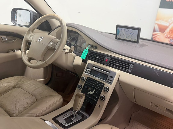 Volvo XC70 2 of 19