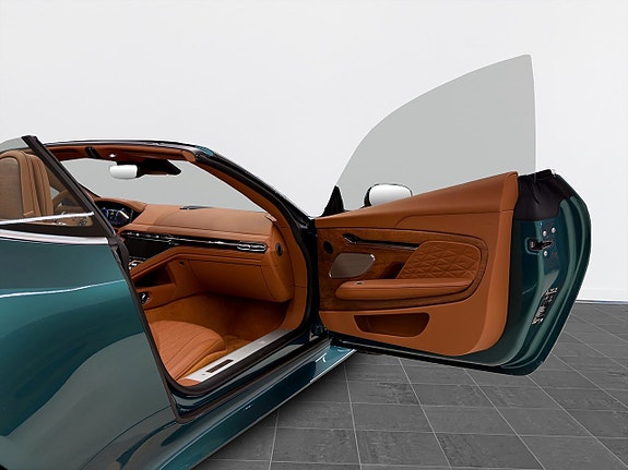 Aston Martin DB12 12 of 27