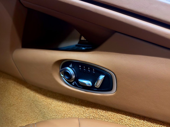 Aston Martin DB12 18 of 27