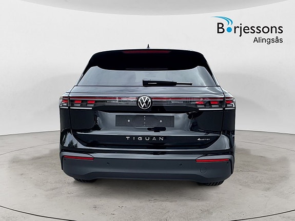 Volkswagen Tiguan 4 of 12