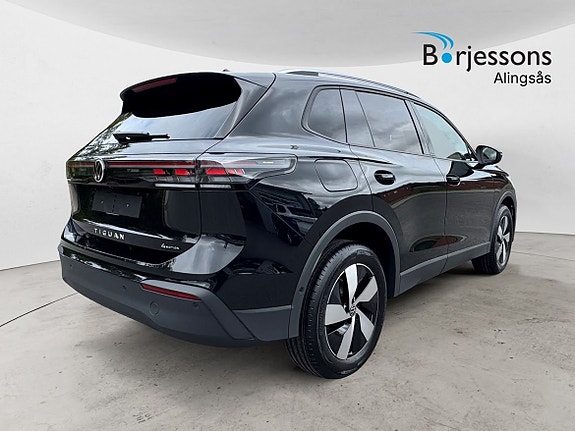 Volkswagen Tiguan 3 of 12