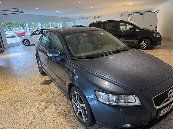 Volvo S40 2 of 8