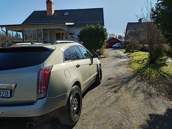 Cadillac SRX 3 of 7
