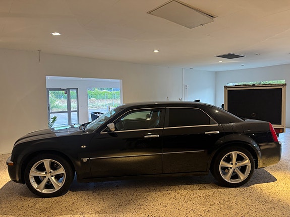 Chrysler 300C 5 of 8
