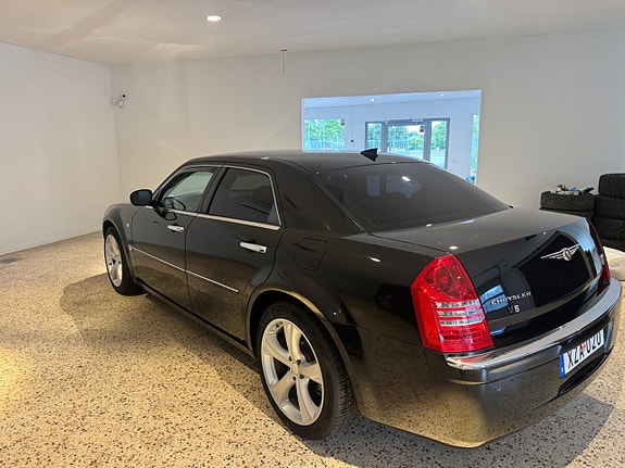 Chrysler 300C 4 of 8