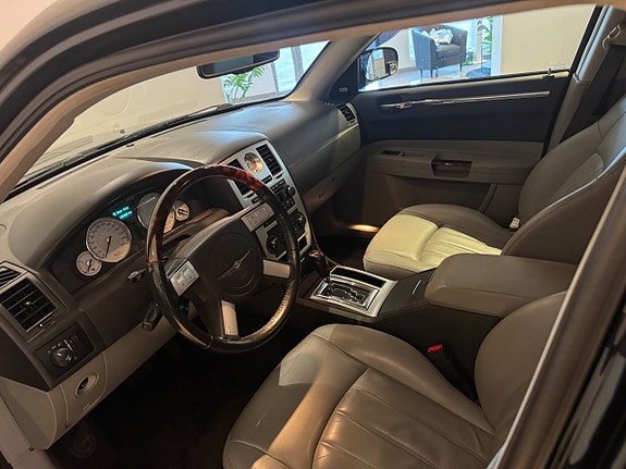 Chrysler 300C 6 of 8
