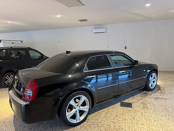 Chrysler 300C 3 of 8