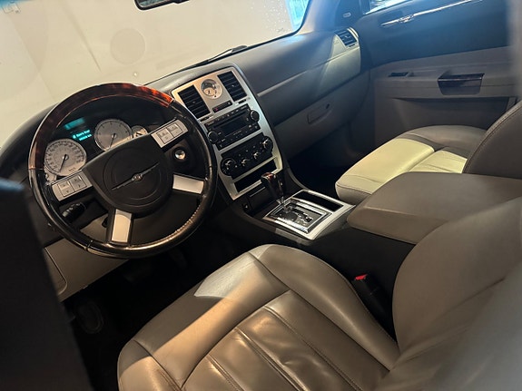 Chrysler 300C 7 of 8