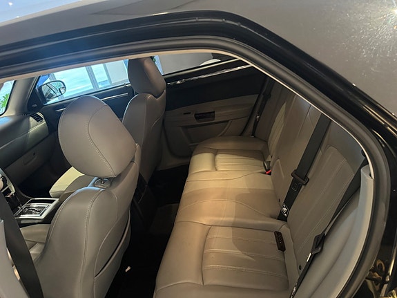 Chrysler 300C 8 of 8
